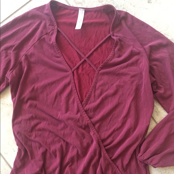Low cut maroon top - Picture 2 of 2